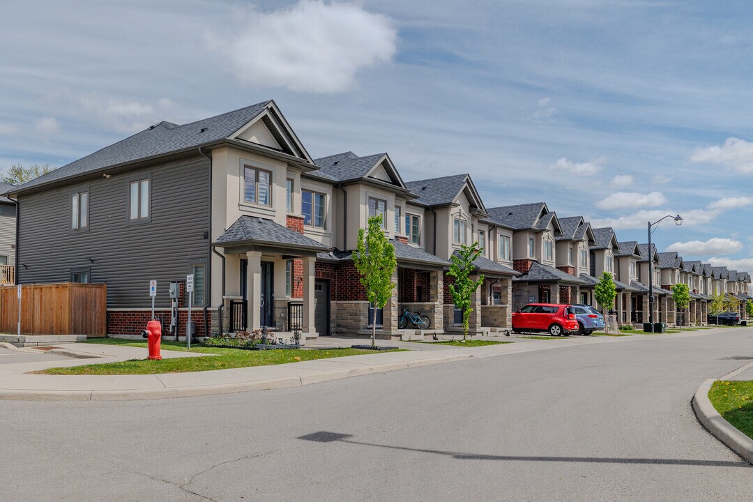 324 Equestrian Way in Cambridge, ON - Building Photo