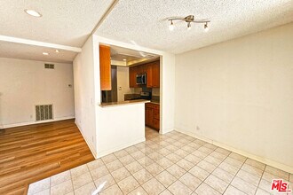 5800 Owensmouth Ave in Los Angeles, CA - Building Photo - Building Photo