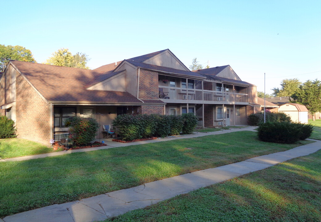 Colonial Park Apartments in Tonganoxie, KS - Building Photo