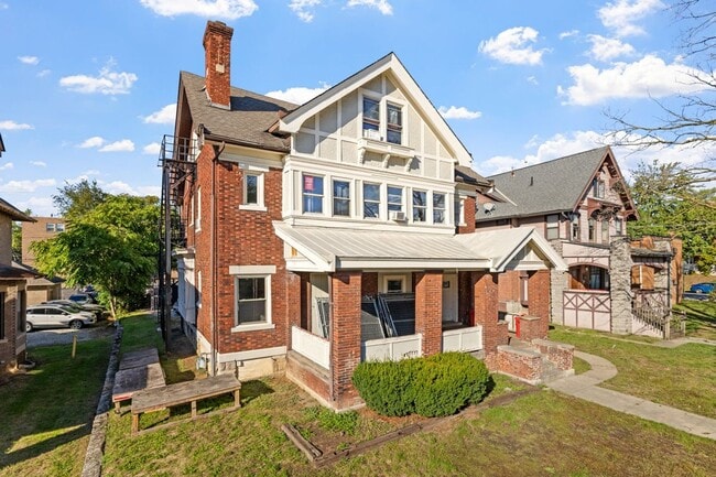 220 E 14th Ave in Columbus, OH - Foto de edificio - Building Photo