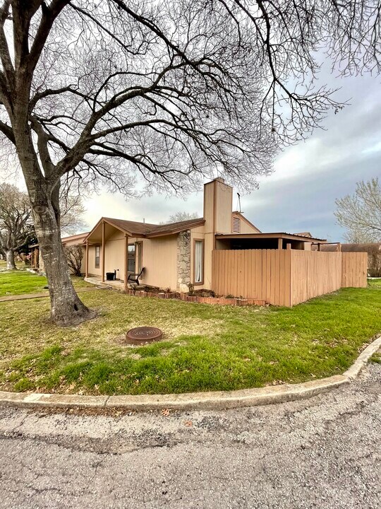 1051 Country Club Dr in Seguin, TX - Foto de edificio