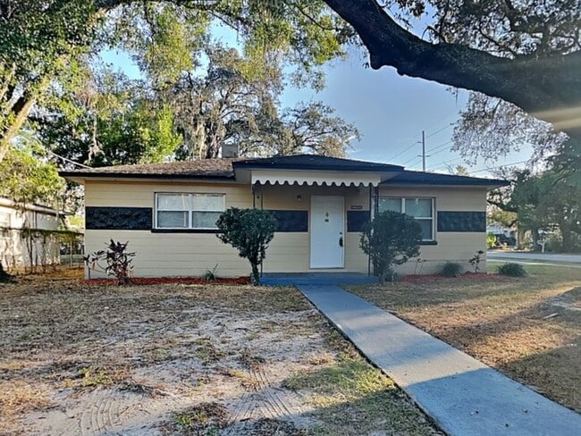 property at 2201 E Fern St