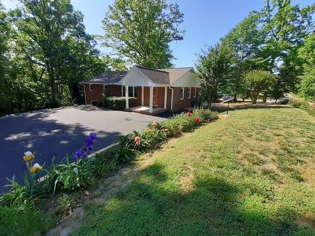200 Adair St, Unit A in Fredericksburg, VA - Building Photo - Building Photo