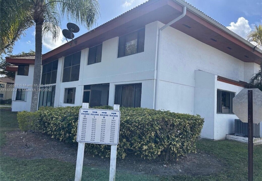 9700 SW 138th Ave in Miami, FL - Foto de edificio
