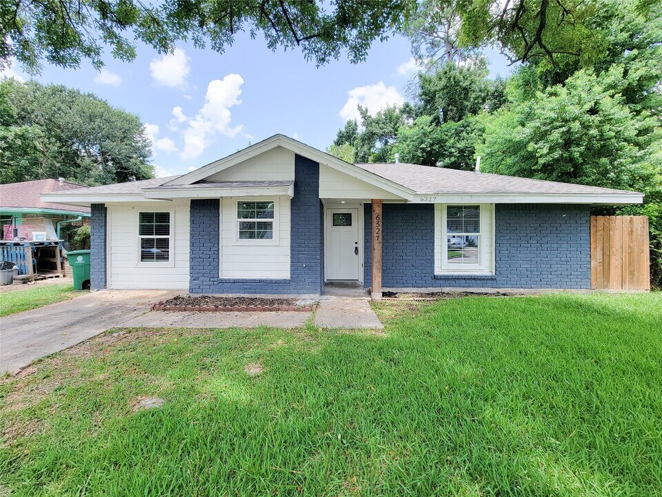 6327 Mardale Dr in Houston, TX - Building Photo