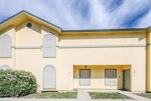 1000 Ranchway Dr in Laredo, TX - Building Photo