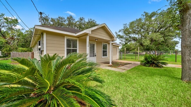 2216 Avenue F in Dickinson, TX - Building Photo - Building Photo