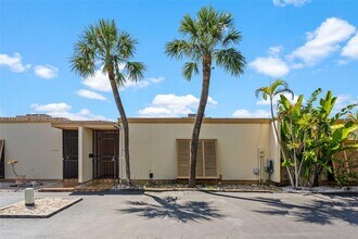 15504 Sharpecroft Dr in Miami Lakes, FL - Building Photo - Building Photo