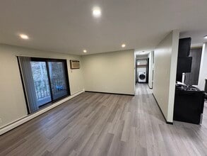 907 Coulee Rd in Hudson, WI - Foto de edificio - Building Photo