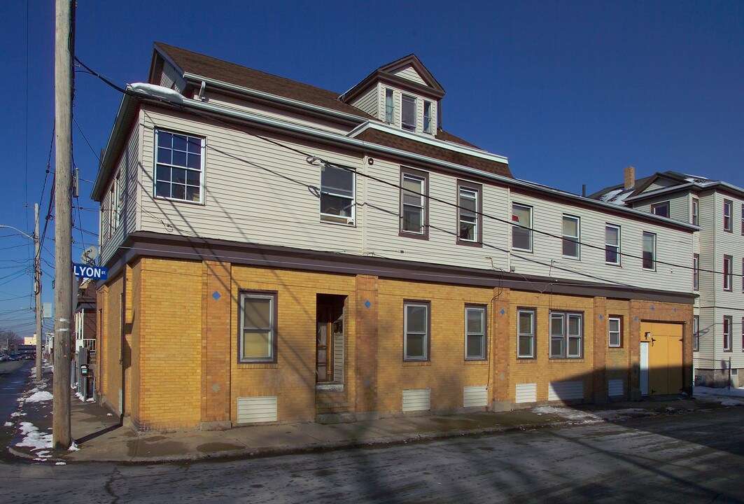 728 2nd St in Fall River, MA - Building Photo