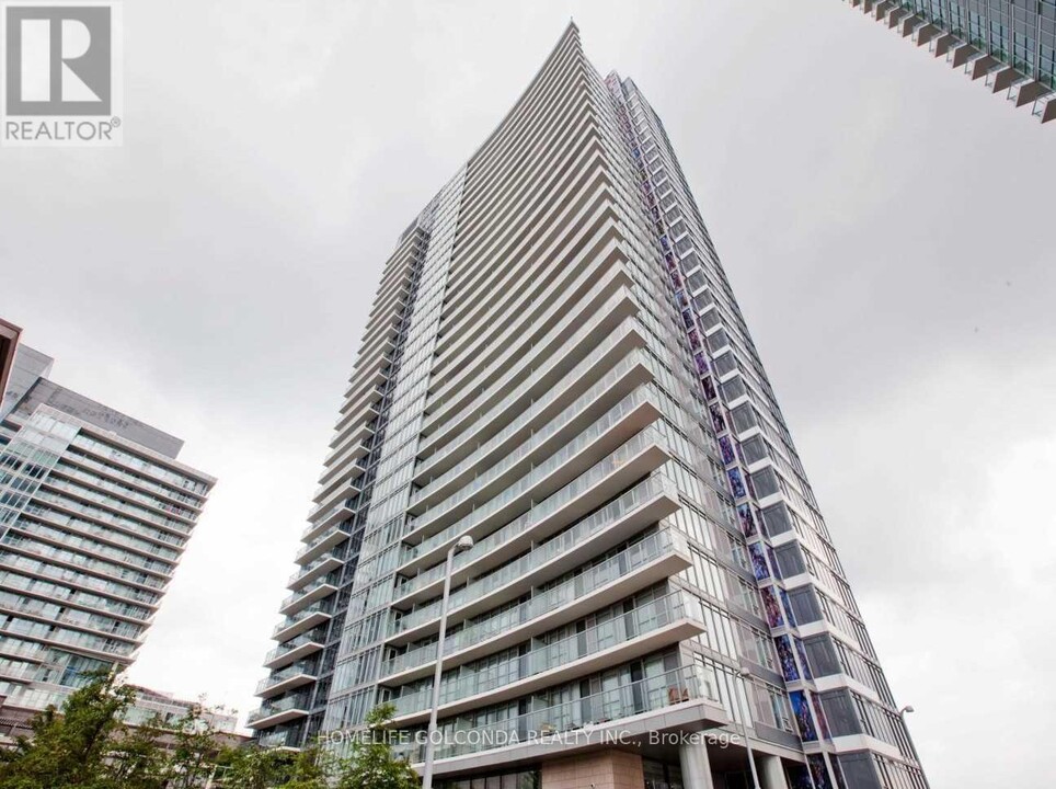 121-121 McMahon Dr in Toronto, ON - Building Photo