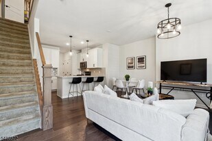 4 Sadie Cir in Union, NJ - Building Photo