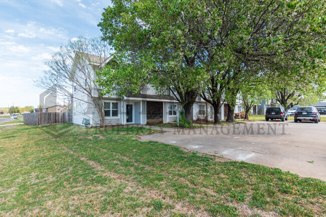 7210 W Douglas Ave in Wichita, KS - Building Photo - Building Photo