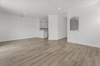 8537 Thunderbird Dr in Los Angeles, CA - Building Photo - Building Photo