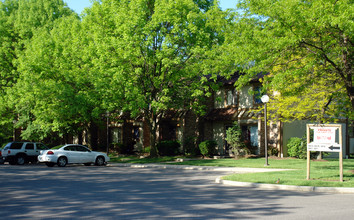 Oakwood Gardens in Holland, OH - Building Photo - Building Photo