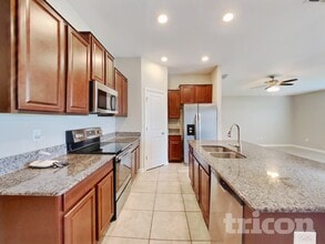 1721 Broad Winged Hawk Dr in Ruskin, FL - Foto de edificio - Building Photo