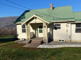 3107 Mill Creek Rd in The Dalles, OR - Building Photo