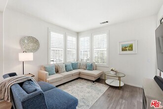 27022 Victoria Ln in Santa Clarita, CA - Building Photo - Building Photo