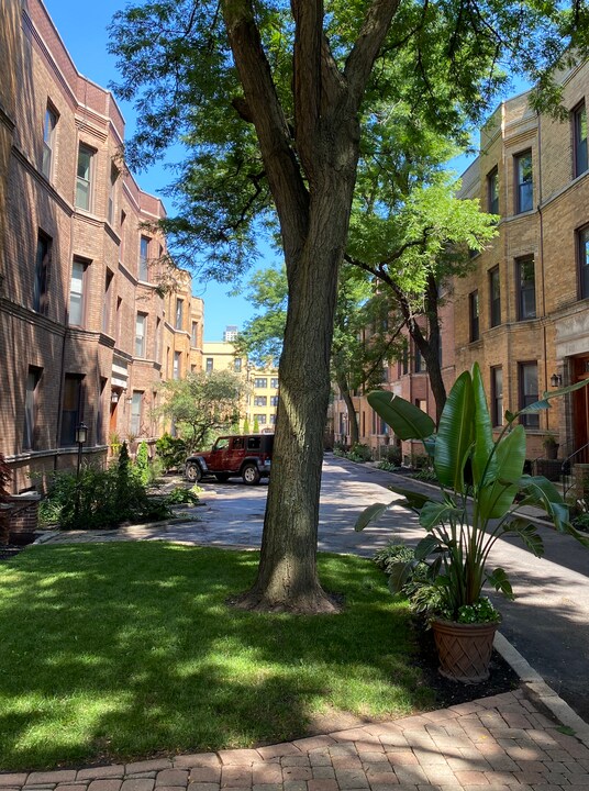 756 W California Ter, Unit #2 in Chicago, IL - Building Photo