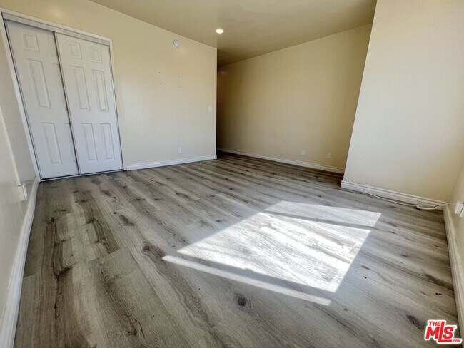 947 Westmoreland Ave, Unit Apt 303 in Los Angeles, CA - Building Photo - Building Photo