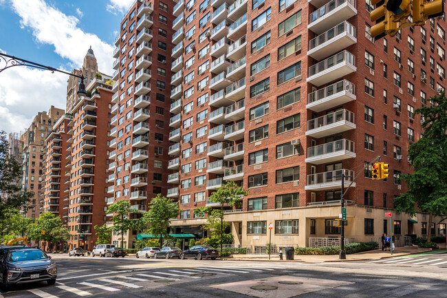 50 Sutton Pl S in New York, NY - Foto de edificio - Building Photo