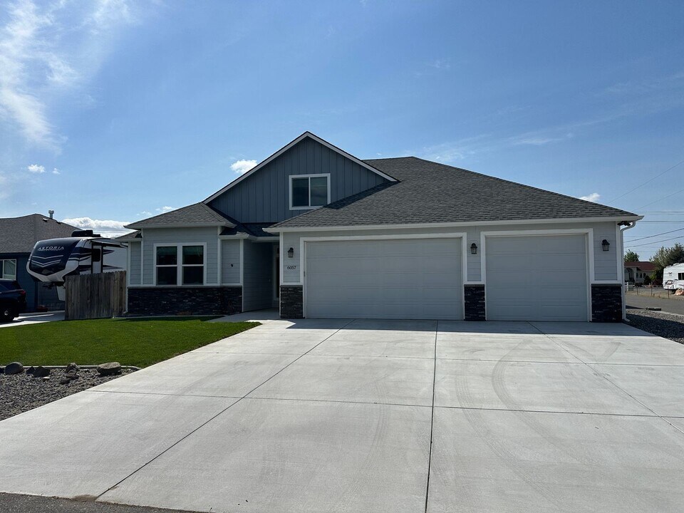 6057 Oasis St in West Richland, WA - Building Photo