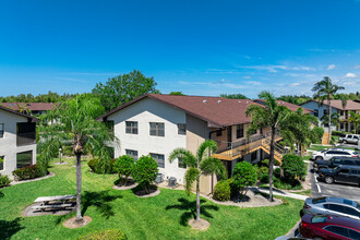 Woodgate Condos in Naples, FL - Foto de edificio - Building Photo