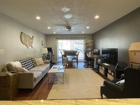 25 Custer St, Unit 1 Apartamentos