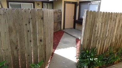 701 Summerwood Ln in Lompoc, CA - Foto de edificio - Building Photo