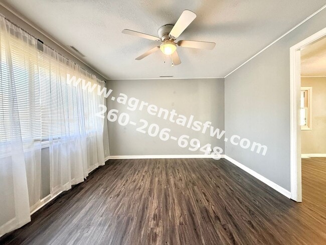 2702 Curdes Ave in Fort Wayne, IN - Foto de edificio - Building Photo