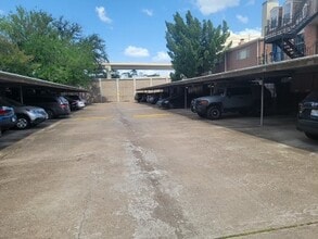 376 N Post Oak Ln in Houston, TX - Foto de edificio - Building Photo