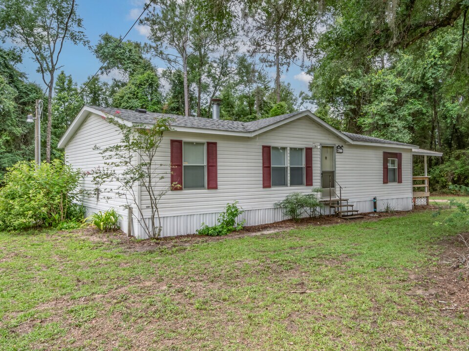 61 Maido St in Crawfordville, FL - Foto de edificio