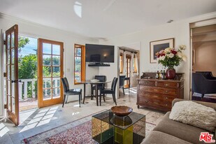 8298 Presson Pl in Los Angeles, CA - Building Photo