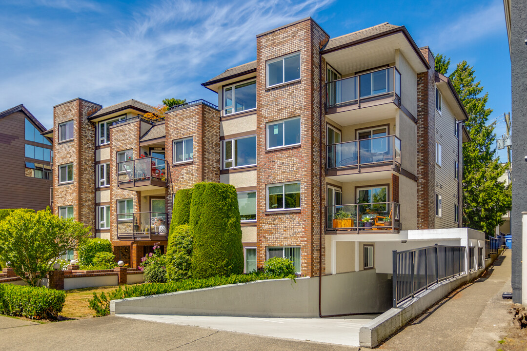 West Granville Manor in Vancouver, BC - Building Photo