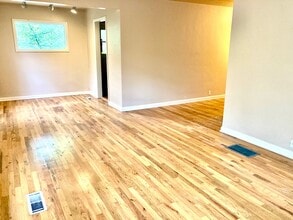 4310 SW Taylors Ferry Rd, Unit 2 in Portland, OR - Foto de edificio - Building Photo