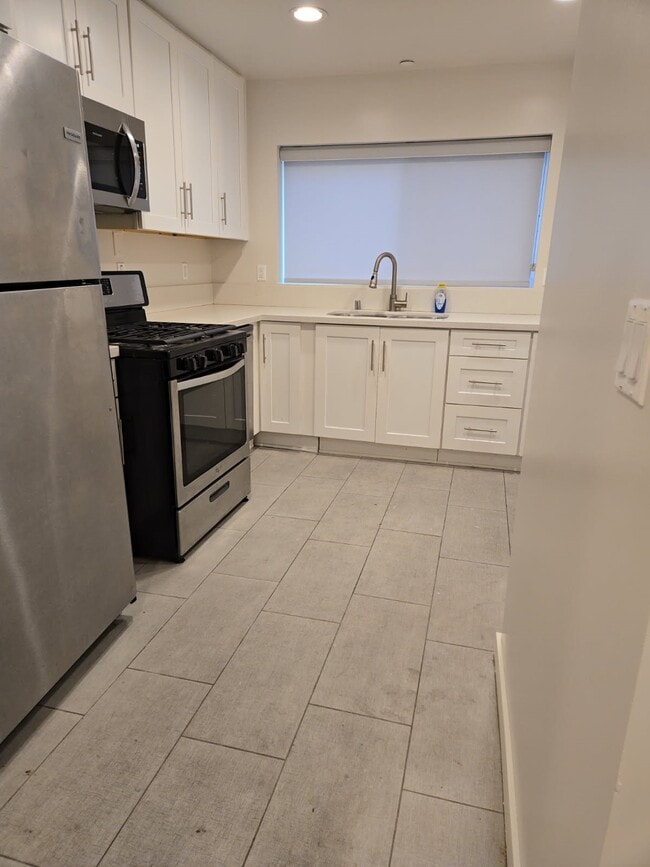 1541 S Orange Grove Ave, Unit 102 in Los Angeles, CA - Building Photo - Building Photo