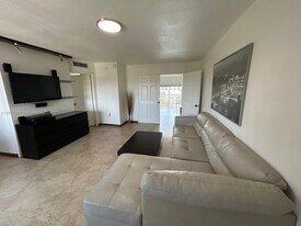1700 NE 191st St in Miami, FL - Building Photo