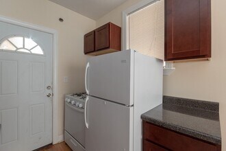 617 W Cornelia Ave, Unit J02P in Chicago, IL - Foto de edificio - Building Photo