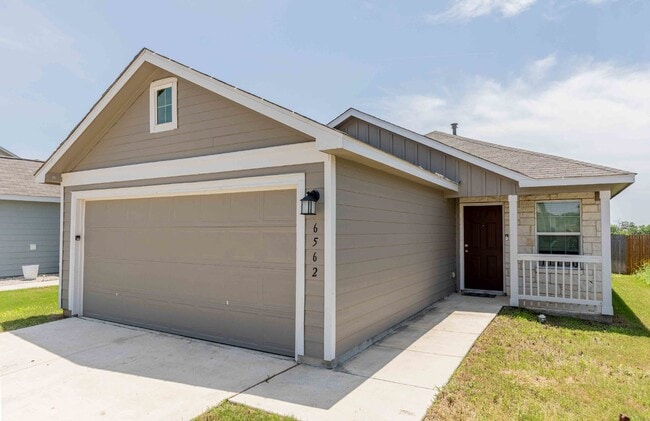 6562 Runaway Row in Converse, TX - Building Photo - Building Photo