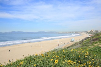 Sea Breeze Beach Apartments in Redondo Beach, CA - Building Photo - Building Photo