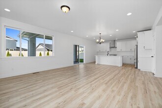 5332 W Daphne Dr in Meridian, ID - Foto de edificio - Building Photo