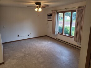1101 W Elm Ave, Unit 1 in Mitchell, SD - Building Photo - Building Photo