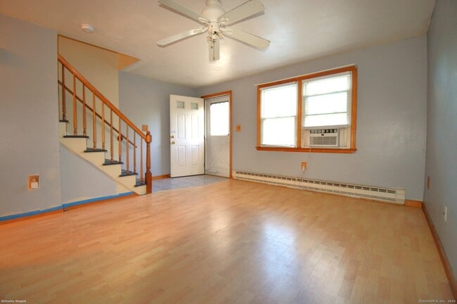 246 Woodford Ave in Plainville, CT - Building Photo - Building Photo