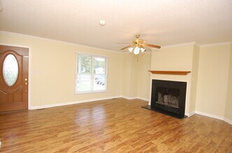 705 S Hughes St in Apex, NC - Foto de edificio - Building Photo