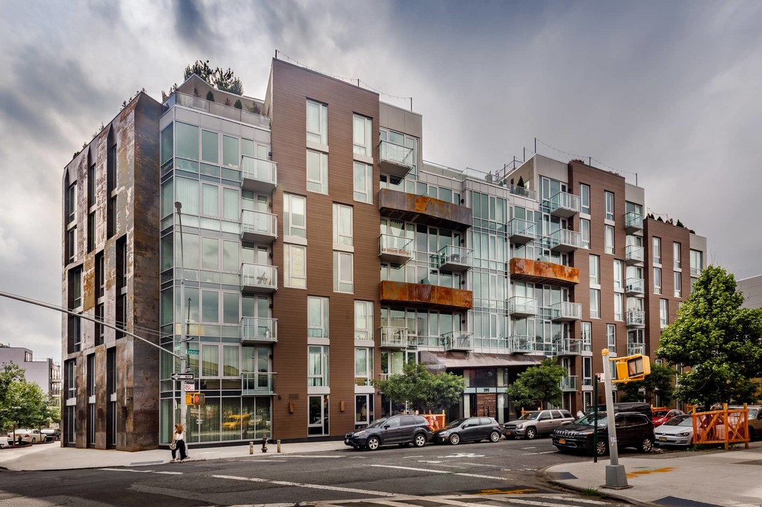 Leonard Pointe in Brooklyn, NY - Building Photo