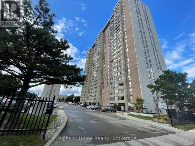 18 Knightsbridge Rd in Brampton, ON - Building Photo - Building Photo