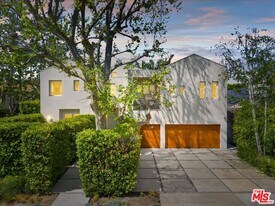 211 S Valley St in Burbank, CA - Building Photo