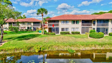 5224 Lake Village Dr, Unit 5224 Lake Village Drive in Sarasota, FL - Foto de edificio - Building Photo