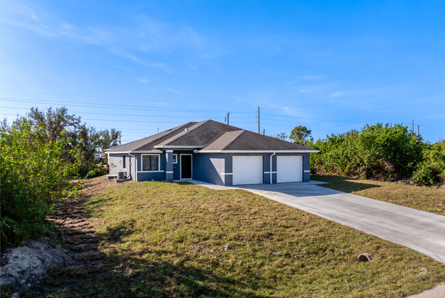 10435 Kidron Ave in Englewood, FL - Building Photo - Building Photo