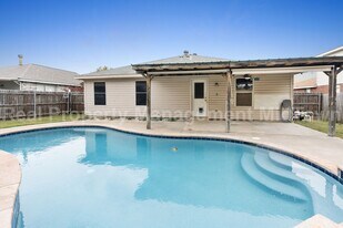 1014 Mazourka Dr in Arlington, TX - Building Photo